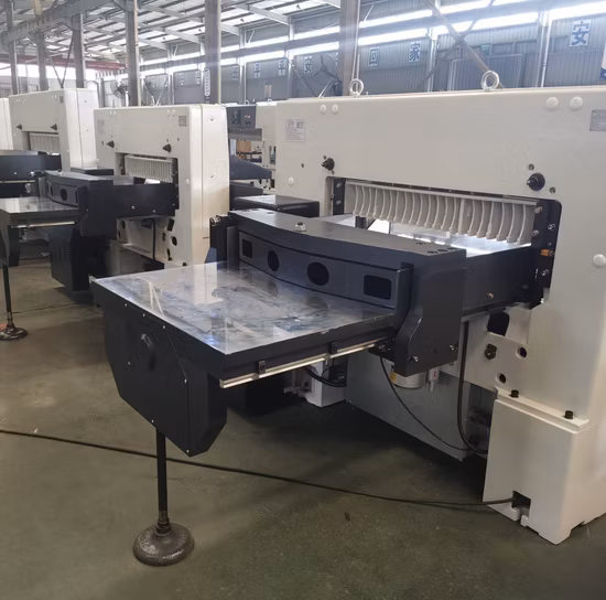 Industrielle automatische Papierschneidemaschine, Programmsteuerung, Papier-Guillotinenschneider (92K)